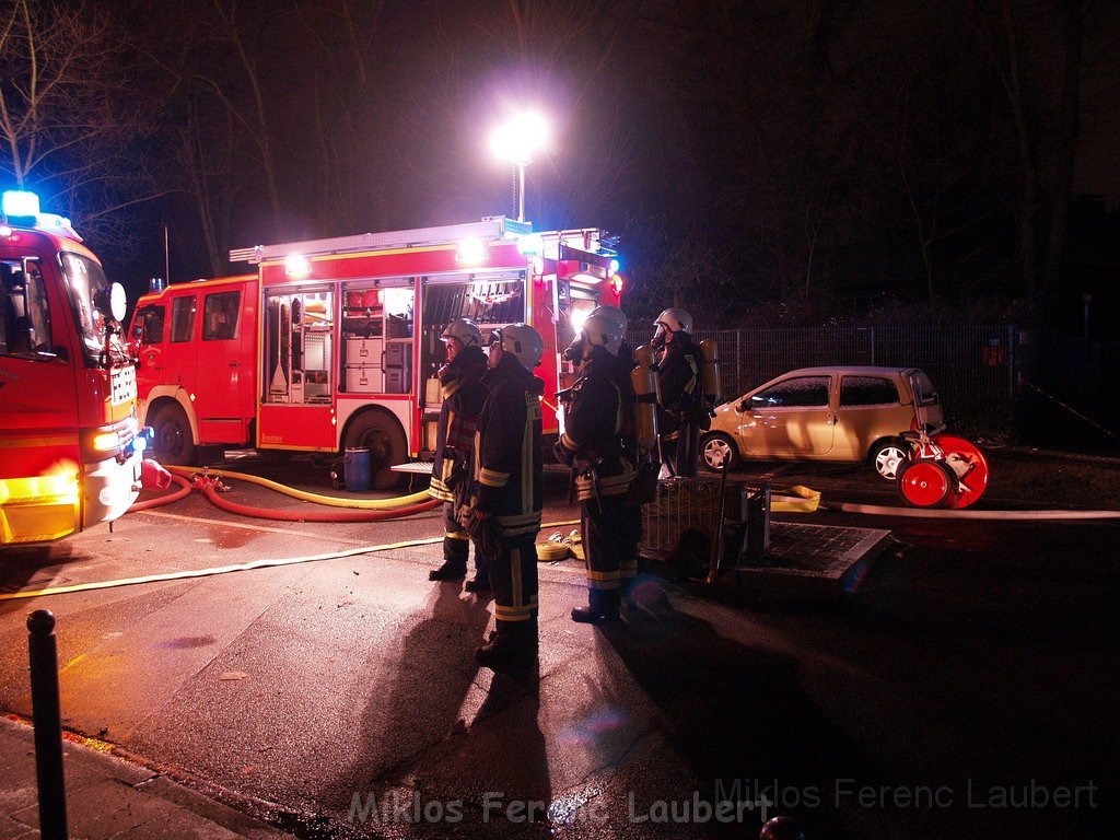 Feuer 3 Dachstuhlbrand Koeln Muelheim Gluecksburgstr P167.JPG